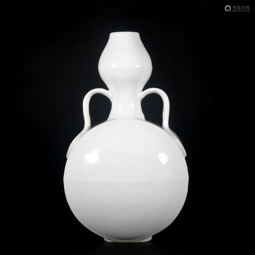 A white glazed moonflask