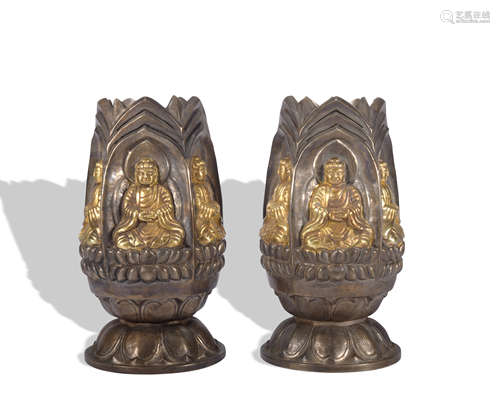 A pair of silver buddha