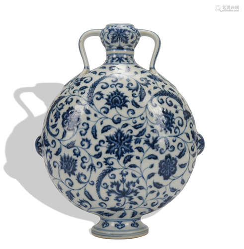 A blue and white 'floral' moonflask