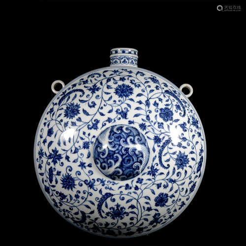 A blue and white 'floral' moonflask