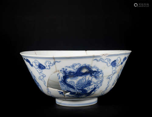 A blue and white 'dragon' bowl