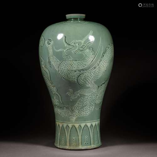 Song Dynasty of China
Dragon Porcelain Plum Bottle