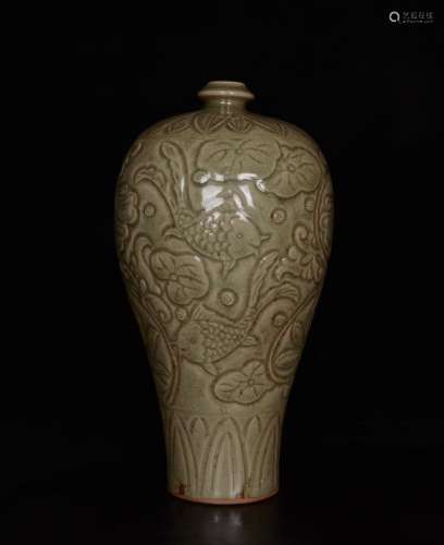 宋耀州窑雕刻连年有余纹梅瓶