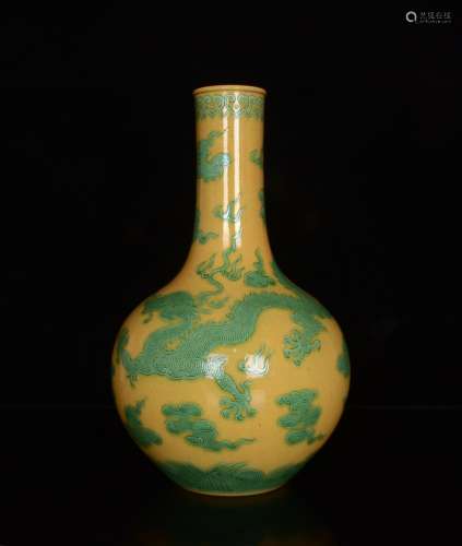 清乾隆黄釉绿彩雕刻龙纹天球瓶