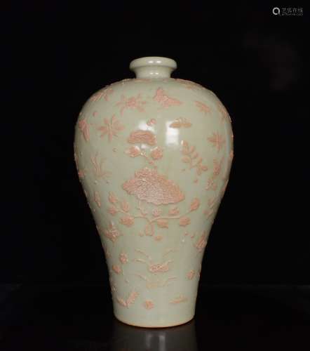 清豆青釉雕刻四级花卉纹梅瓶