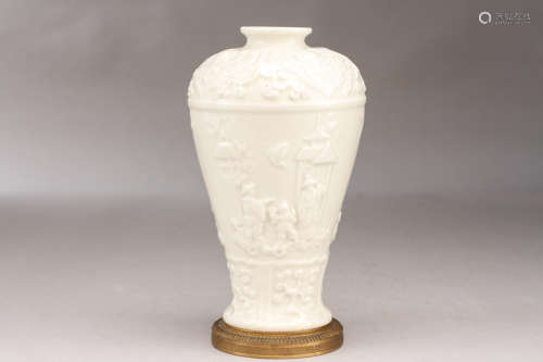 白瓷刻庭園人物紋梅瓶