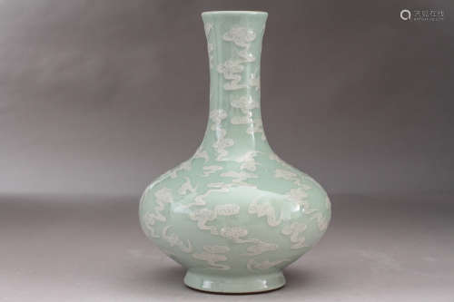 豆青釉白瓷蝠雲紋花瓶