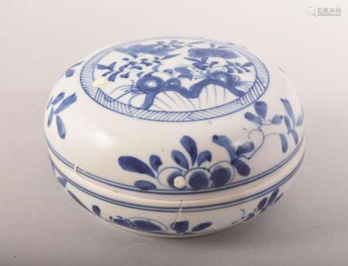 A CHINESE BLUE AND WHITE CIRCULAR BOX AND COVER, 12cm diamet...