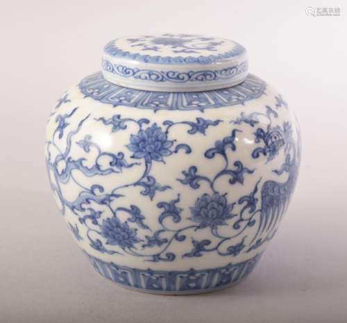 A GOOD CHINESE BLUE AND WHITE PORCELAIN JAR AND COVER, paint...