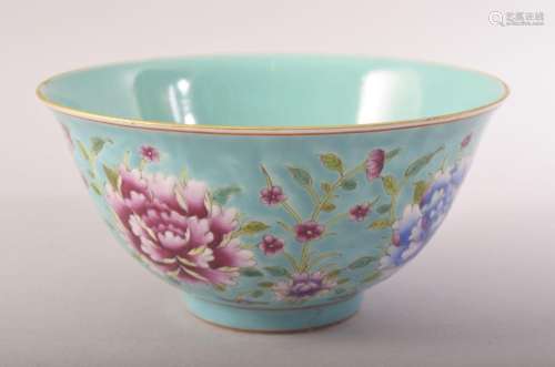 A CHINESE TURQUOISE GROUND / FAMILLE ROSE PORCELAIN BOWL, de...
