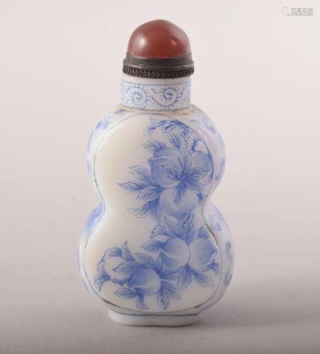 A CHINESE BLUE AND WHITE SNUFF BOTTLE AND STOPPER, mark to b...