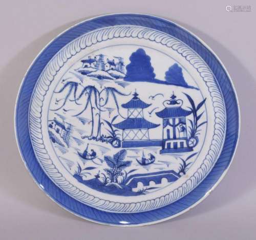 A LARGE CHINESE BLUE AND WHITE PORCELAIN DISH, decorated wit...