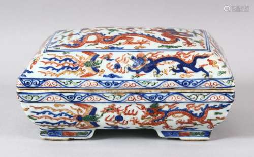 A CHINESE MING STYLE WUCAI PORCELAIN RECTANGLAR BOX AND COVE...