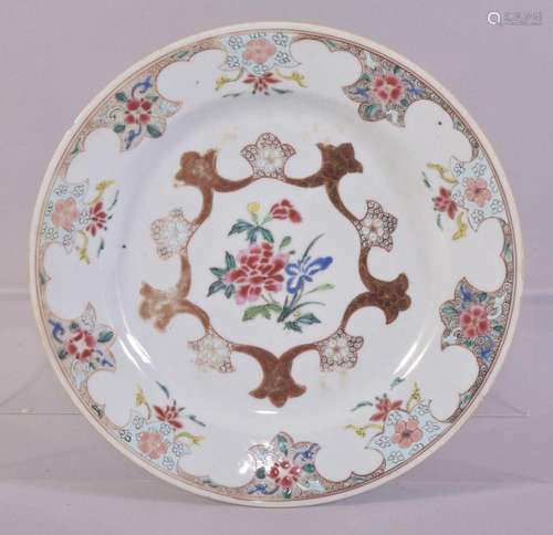 A CHINESE FAMILLE ROSE PORCELAIN PLATE, decorated with flowe...