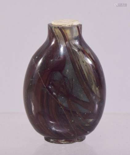 A CHINESE MOTTLED GLASS SNUFF BOTTLE, 5.5cm.