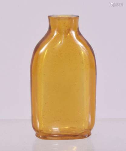 A CHINESE AMBER COLOURED GLASS SNUFF BOTTLE, 6.5cm.