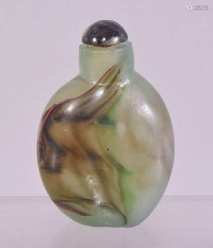 A CHINESE GREEN GLASS SNUFF BOTTLE AND STOPPER, 6cm.