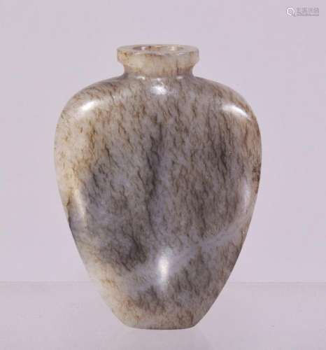 A CHINESE GREY HARDSTONE SNUFF BOTTLE, 5.5cm.