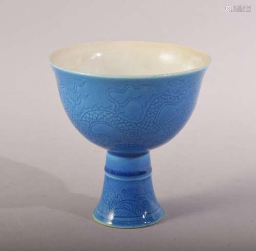 A CHINESE MING STYLE TURQUOISE DRAGON CUP - the body incised...