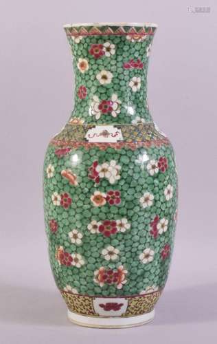 A CHINESE FAMILLE VERTE PORCELAIN VASE, the body decorated w...