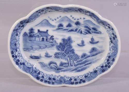 A SMALL CHINESE BLUE AND WHITE PORCELAIN TRAY, painted with ...