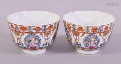 A PAIR OF UNUSUAL CHINESE PORCELAIN CUPS, painted with figur...