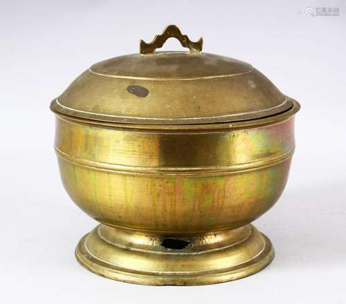 AN INDIAN BRASS LIDDED CIRCULAR POT & COVER - 21cm