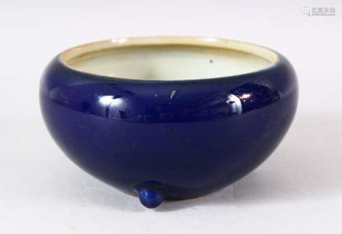 A CHINESE 19TH CENTURY POWDER BLUE BOWL - 14cm