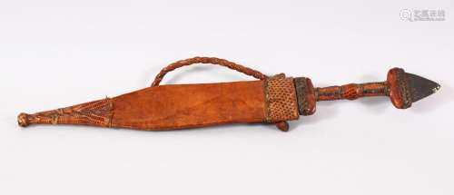 A 19TH / 20TH CENTURY NORTH AFRICAN DAGGER - With its bound ...