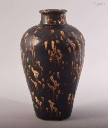 A CHINESE JIZHOU KILN POTTERY VASE, 19cm high.