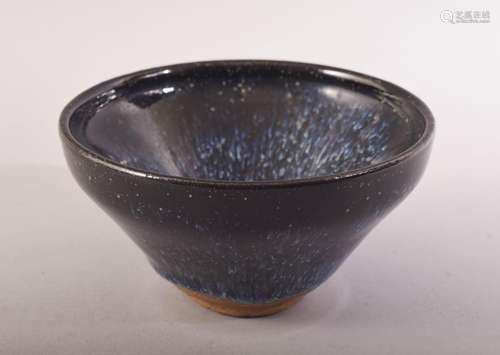 A CHINESE JIZHOU WARE GLAZED POTTERY BOWL, 12.5cm diameter.