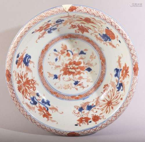 A LARGE 18TH CENTURY CHINESE IMARI PORCELAIN BOWL, 26.5cm di...