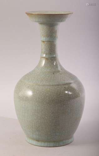 A CHINESE SONG STYLE CRACKLE WARE PORCELAIN VASE - 23CM