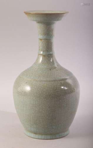 A CHINESE SONG STYLE CRACKLE WARE PORCELAIN VASE - 23CM