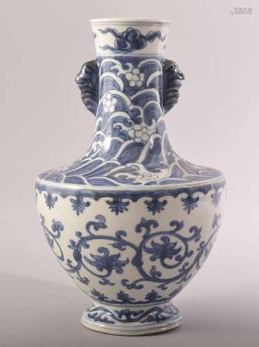 AN UNUSUAL CHINESE BLUE AND WHITE PORCELAIN VASE, the neck w...