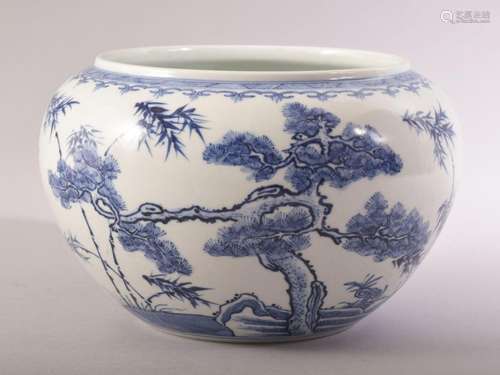 A CHINESE BLUE AND WHITE PORCELAIN BOWL / VASE, decorated wi...