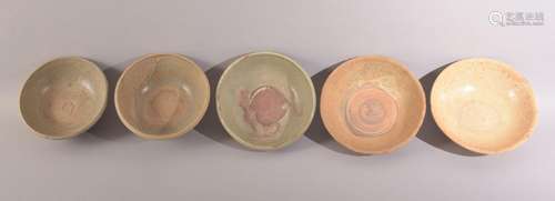 FIVE CHINESE EARTHENWARE POTTERY BOWLS, various sizes (5).