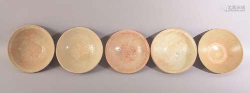 FIVE CHINESE EARTHENWARE POTTERY BOWLS, various sizes (5).