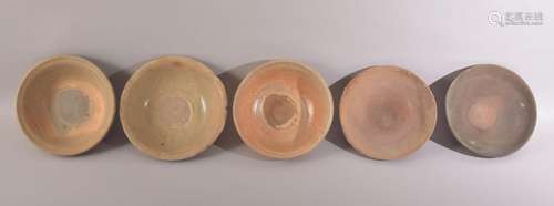 FIVE CHINESE EARTHENWARE POTTERY BOWLS, various sizes (5).