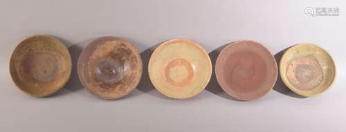 FIVE CHINESE EARTHENWARE POTTERY BOWLS, various sizes (5).