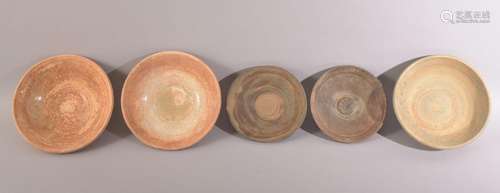 FIVE CHINESE EARTHENWARE POTTERY BOWLS, various sizes (5).