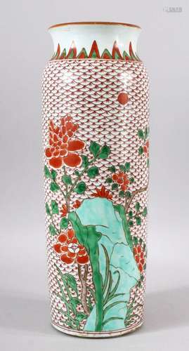 A TALL CHINESE FAMILLE VERTE PORCELAIN SLEEVE VASE, painted ...