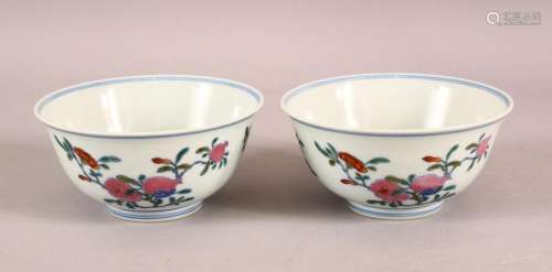 A PAIR OF 19TH / 20TH CENTURY CHINESE DOUCAI DECORATED BOWLS...