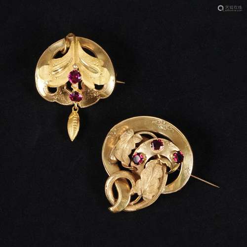 2 9.kt. gold and garnets brooches, 19th century