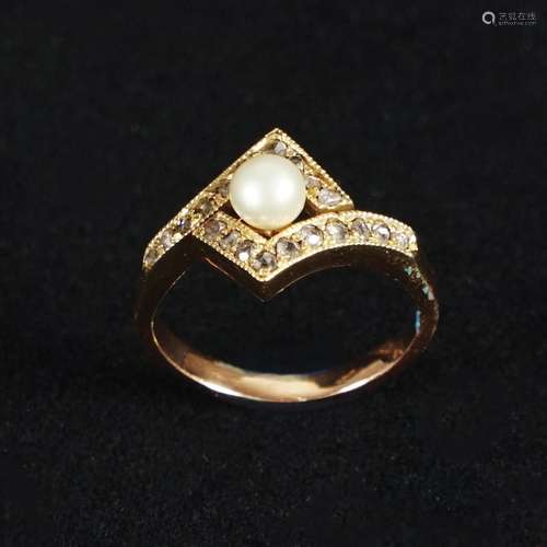 A 18kt. gold ring with diamonds and a pearl, Art Dèco