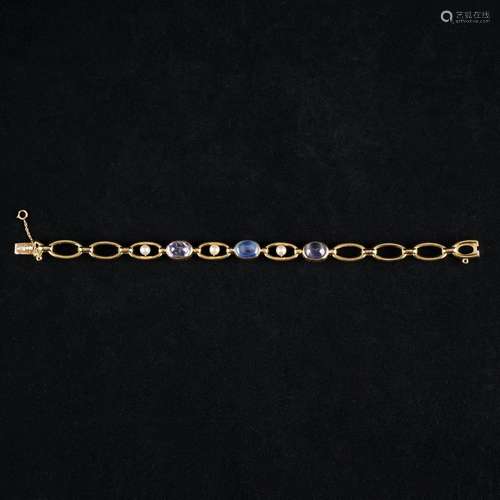 A 18kt. gold bracelet