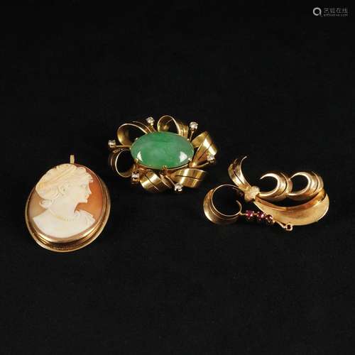 2 18kt. brooches and a 14.kt gold mounted cameo