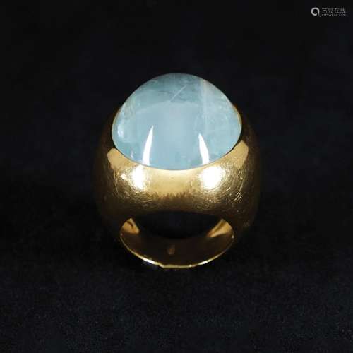 A 18kt. gold ring with cabochon aquamarine