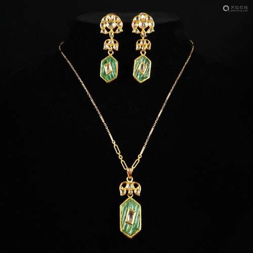 A Mogul style 18kt gold pendant and earrings with diamonds