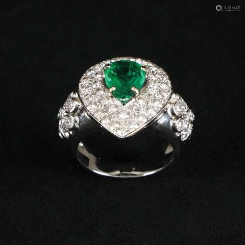 A 18kt. gold ring with a 2,35ct. colombian emerald